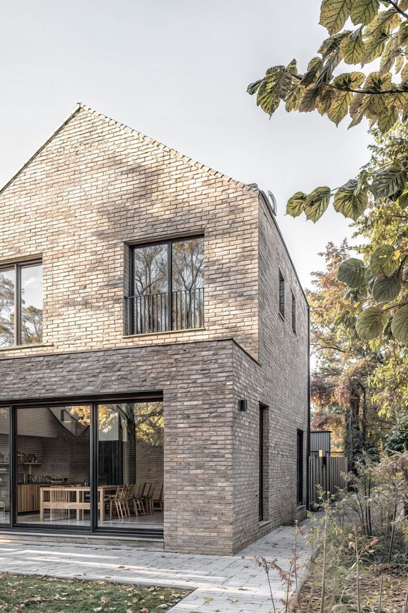 Helle Klinkerfassade mit schmaler Fuge