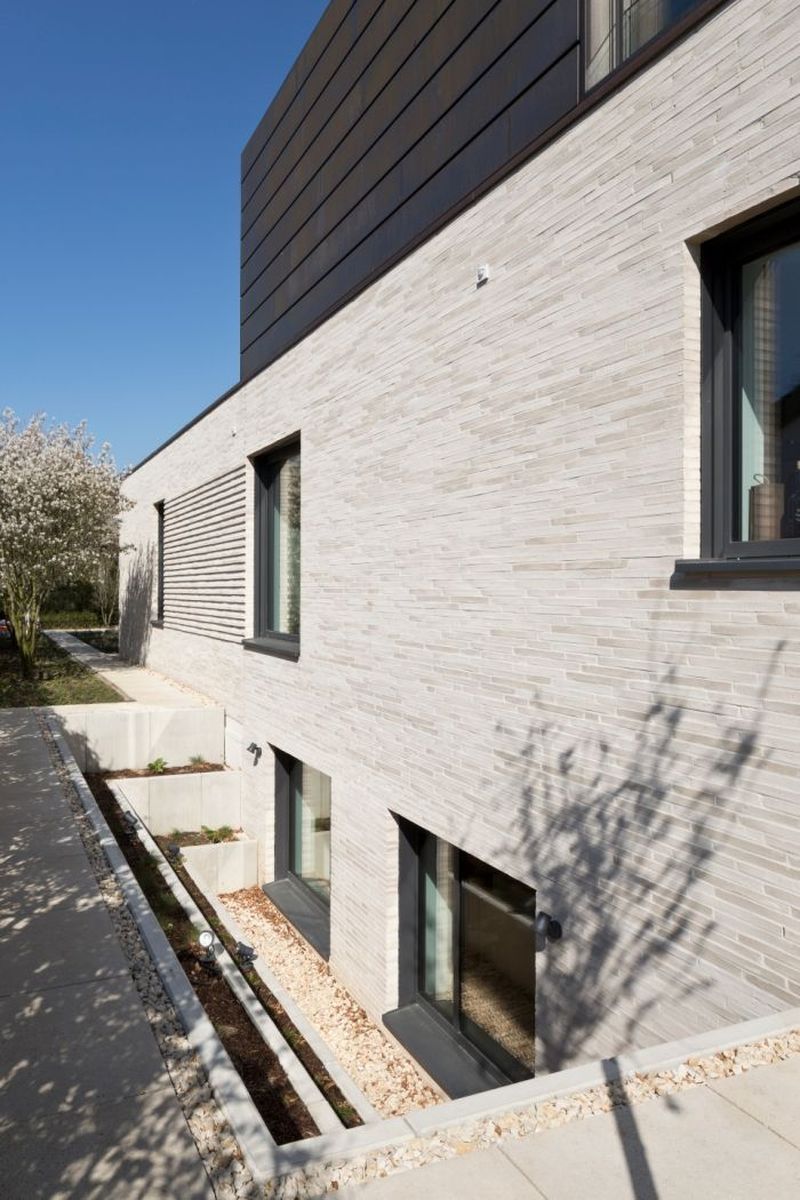 Helle Riemchenfassade im Dünnformat