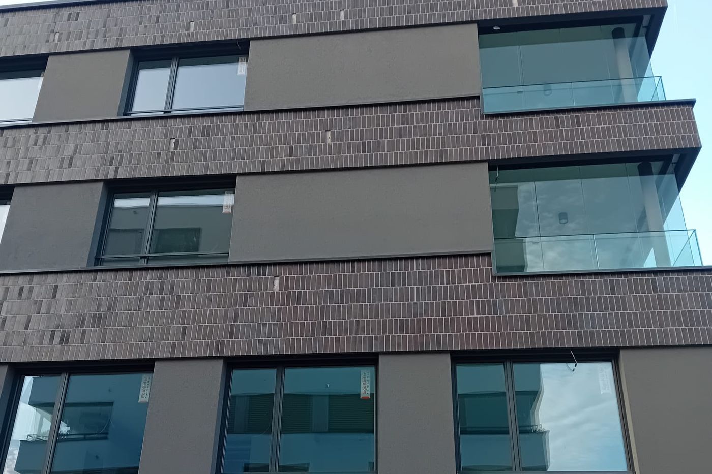 Klinkerfassade mit auskragenden Balkonen