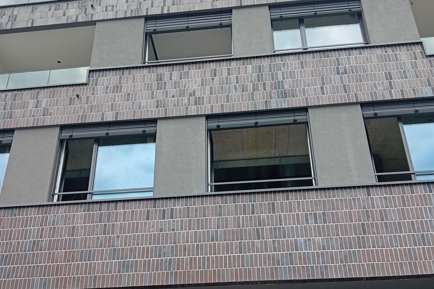Dunkle Klinkerfassade über vier Geschosse