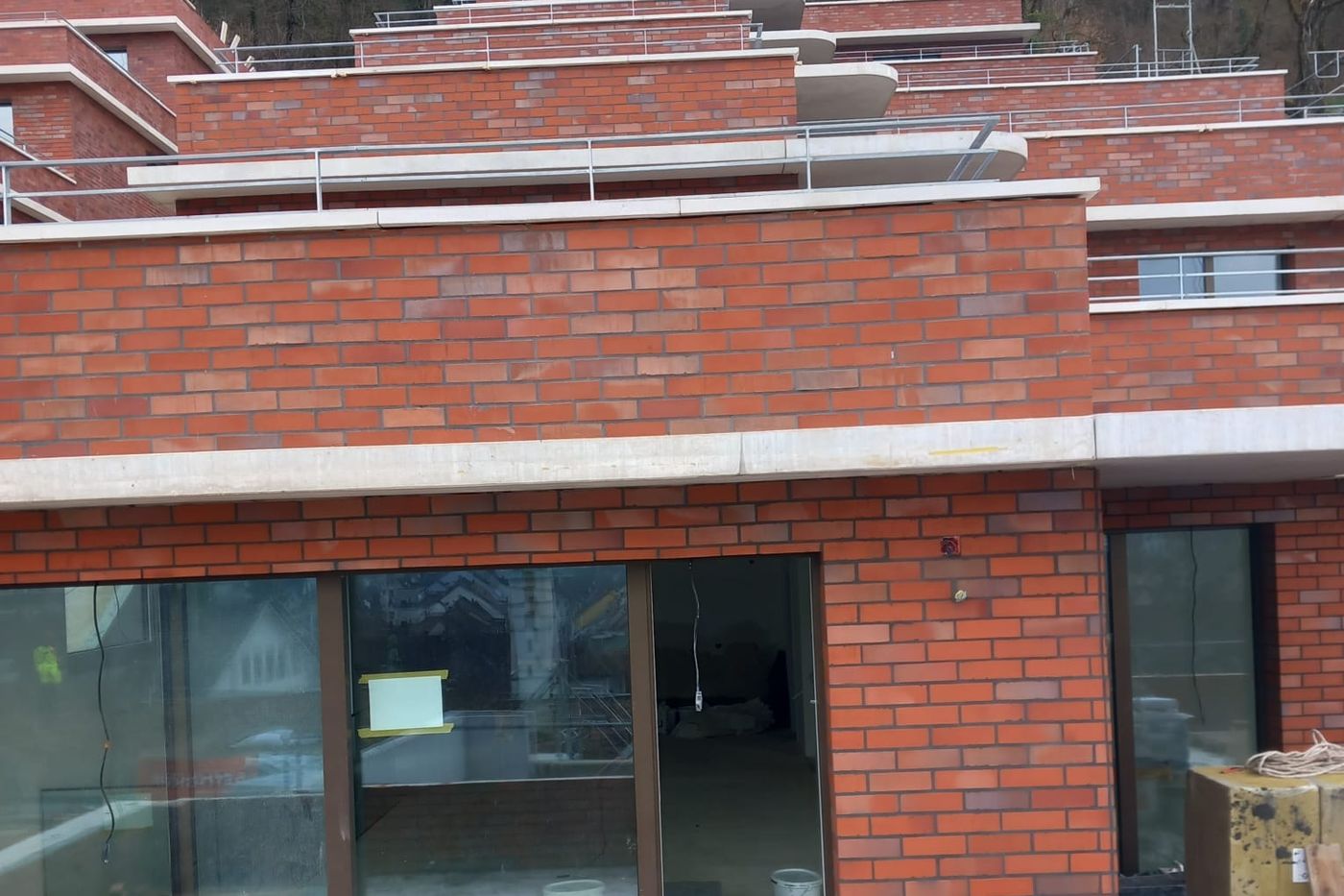 Roter Klinker an Reihenhäusern