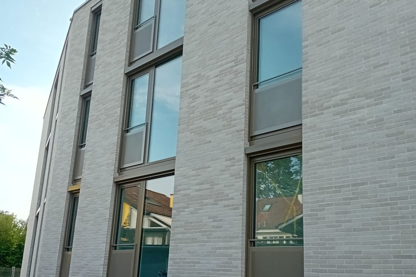 Mehrfamilienhaus mit hellem Sichtmauerwerk und schmaler Fuge