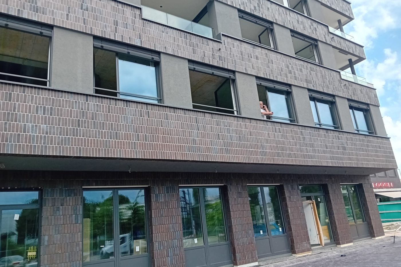 Klinkerfassade im Erdgeschoss entlang der Strasse